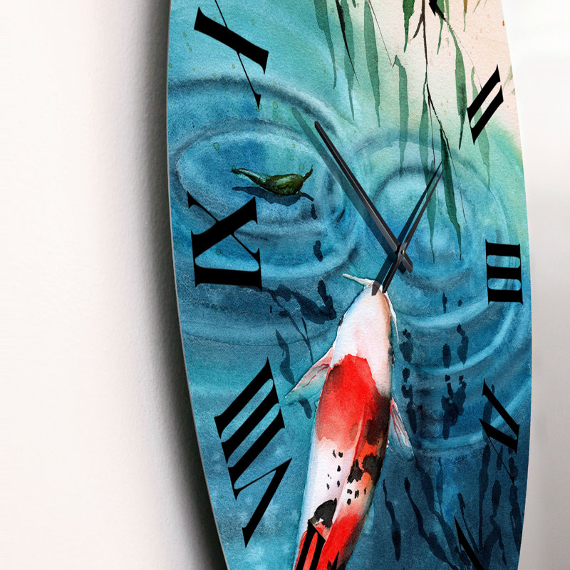 Horloge murale traditionnelle rouge carpe koi japonaise dans le lac bleu, Moyen