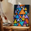 La toile crée un motif abstrait vibrant avec un tableau de triangles d'art mural colorés dans différentes tailles disposées dans un art mural dynamique sur toile-1299496643