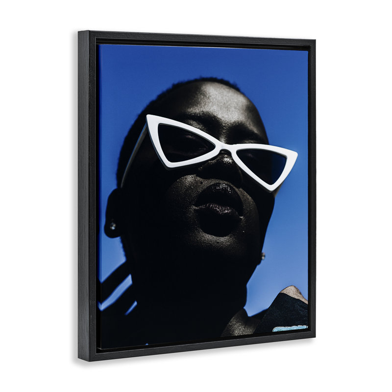  Élégantes lunettes de soleil sur toile flottante encadrée or bleu par Oladimeji Odunsi, H 31 po x l 25 po