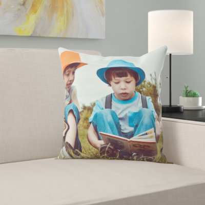 Coussin décoratif à deux garçons