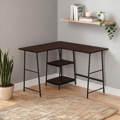 Bureau d'ordinateur en L brun avec pieds en X et tablettes ouvertes pour bureaux à domicile compacts
