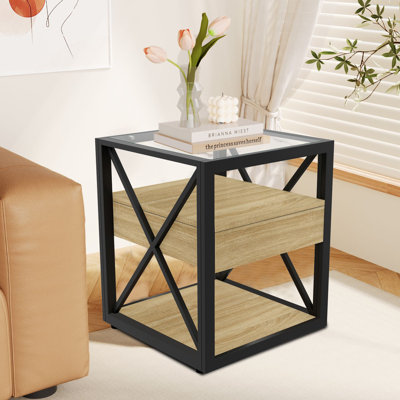 Table d'appoint de rangement industrielle à trois niveaux avec plateau en verre trempé, structure en métal noir et tiroirs à grain de bois