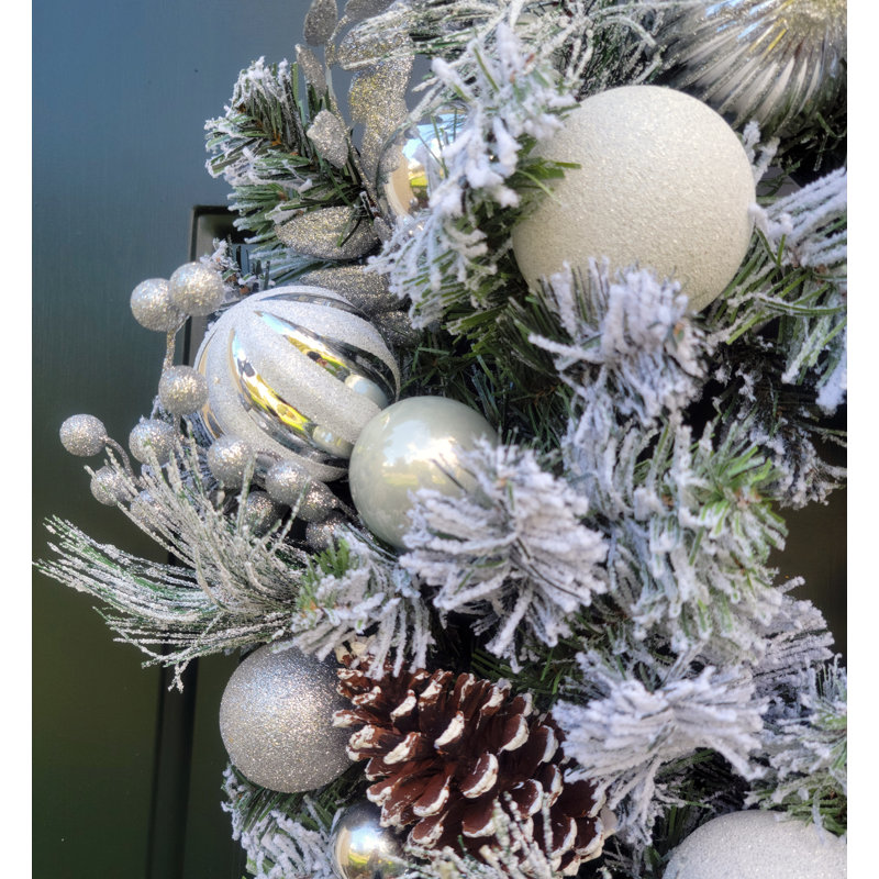 Couronne de pommes de pin 24 po, Blanc/argenté