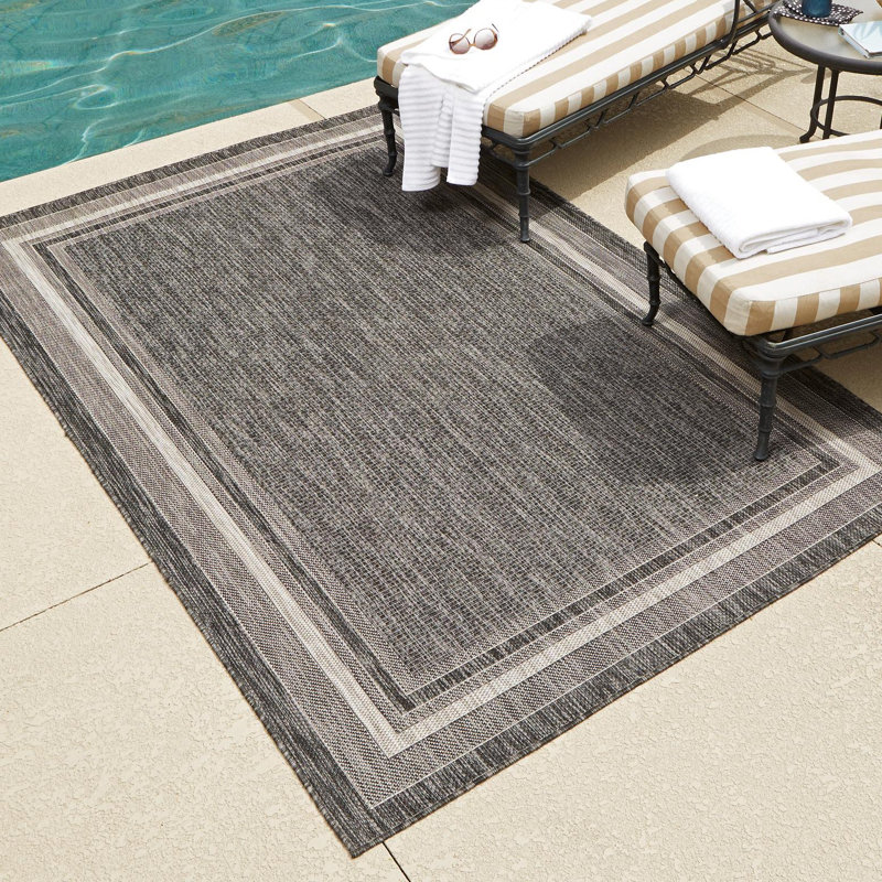 Tapis intérieur / extérieur Sevinc, Rectangle 4 pi 1 po x 6 pi 1 po, Black