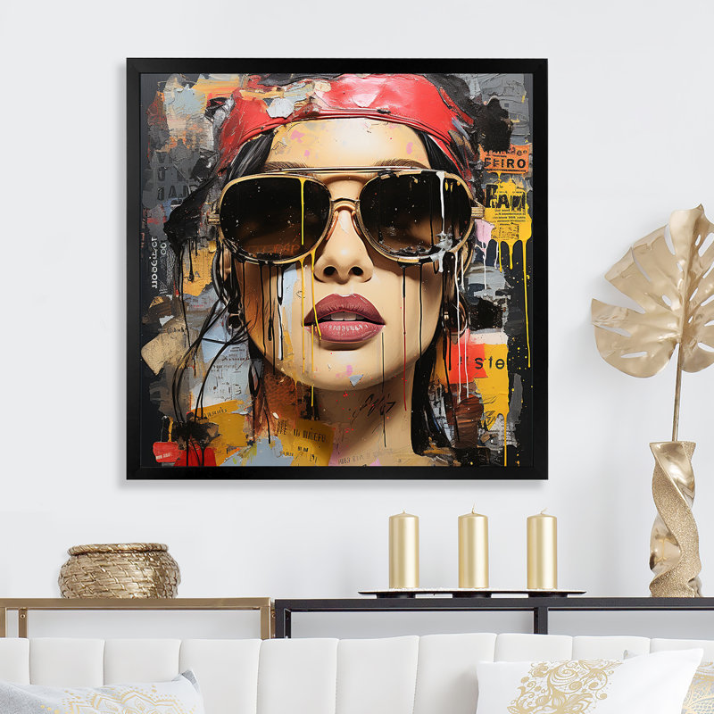 «Red Grunge Woman Collage IV», art mural Pop, Toile tendue, H 36 po x l 36 po x P 1,5 po