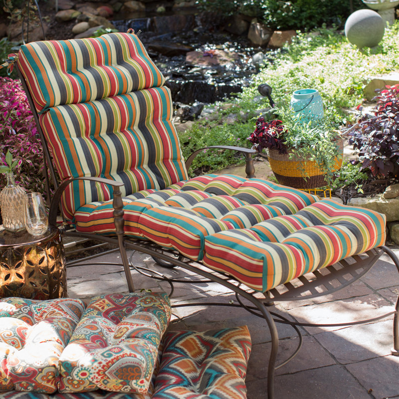 Coussin de chaise longue d'extérieur capitonné Shipton, Coucher de soleil à rayures