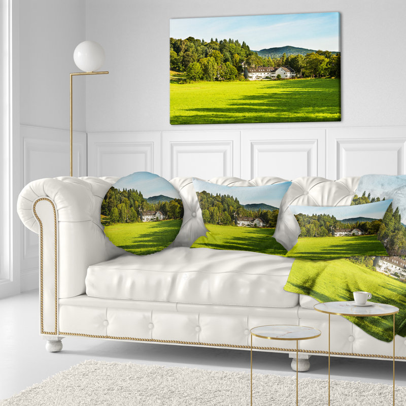 Coussin Alone Farmhouse in Meadow