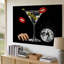 Toile, une scène de cocktail glamour avec un grand art mural en verre à martini rempli d'une boisson transparente ornée de trois toiles vertes-1833203971