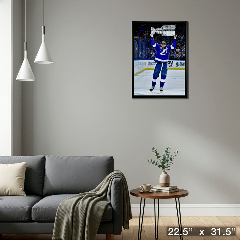 Steven Stamkos Tampa Bay Lightning encadré 20 x 29 soulevant 2021 toile de la coupe Stanley