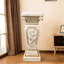 Piédestal sculpté de style européen | Colonne en résine résistante aux intempéries avec reliefs floraux pour le jardin ou le salon