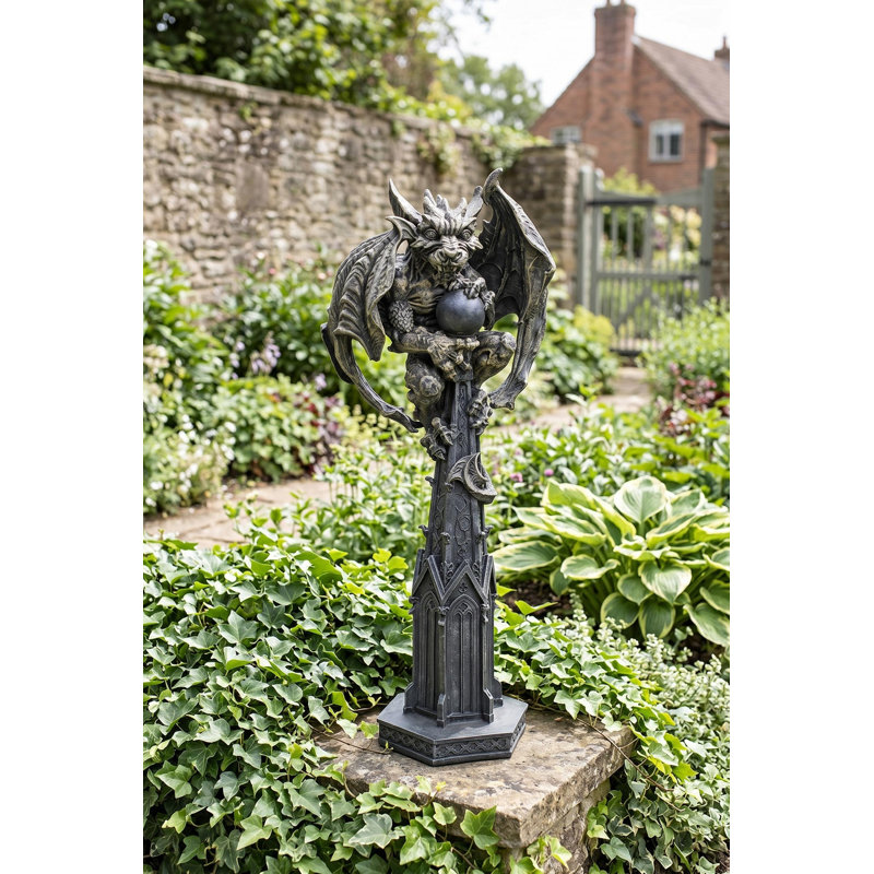 Statue gargouille rapace gardien du domaine