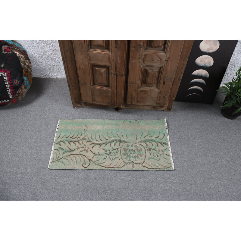 Élégant tapis de porte turc rétro avec des tons de vert doux et un motif floral tissé à la main