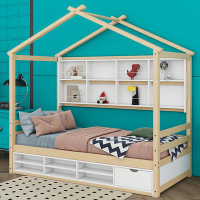 Lit maison avec plusieurs tablettes de rangement, cadre de lit en bois avec toit, tablettes de chevet, rangement sous le lit
