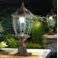 Lampadaire d'extérieur rétro en forme de lanterne solaire en verre Dusk-to-Dawn - Bronze-130365255