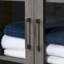 Armoire de rangement pour salle de bain avec tablettes réglables à 3 niveaux, armoire à porte en verre, tour à linge autoportante
