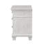Mobilier de chambre à coucher de style transitionnel avec poignées en métal et poignées métalliques