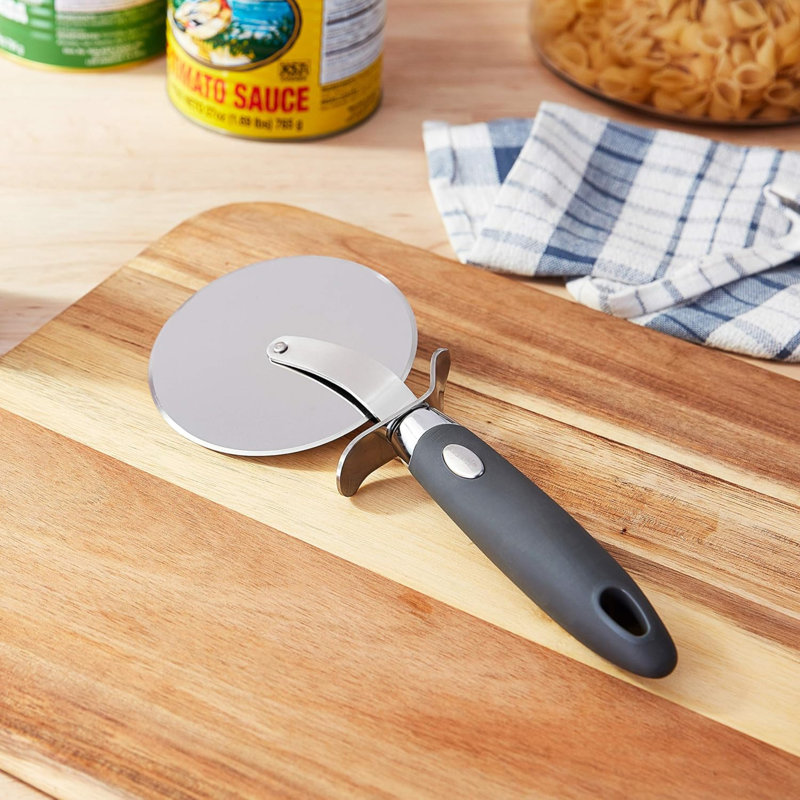 Meule à pizza Tovolo Elements avec lame en acier inoxydable et poignée en silicone, gris anthracite