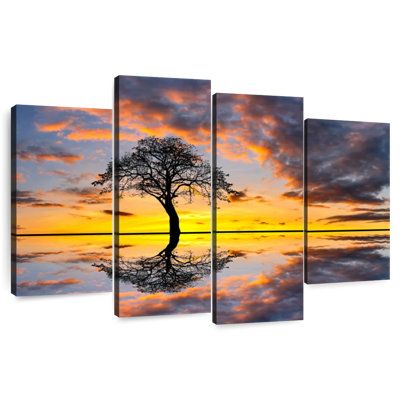 Coucher de soleil sur un arbre au bord du lac Alvord