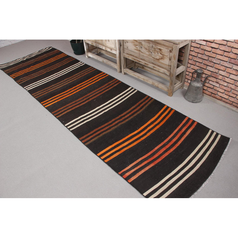 Tapis de style rétro Kilim turc à rayures neutres et noires, idéal pour rehausser le plancher du couloir avec une touche anatolienne authentique