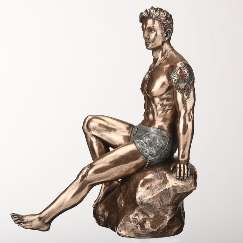 Figurine de 8,46 pouces de hauteur en bronze coulé à froid tatoué assis sur Rock Beach