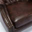 Chaise d'appoint classique, revêtement en similicuir brun, capitonnage à boutons, fauteuil confortable, fauteuil avec cadre en cuir, élégance, assise,