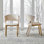 Chaise de salle à manger en faux cuir beige abricot avec dossier enveloppant et pieds en acier inoxydable doré