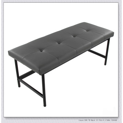Élégant banc en métal noir et similicuir, pour des intérieurs modernes et une utilisation polyvalente dans n'importe quelle pièce.