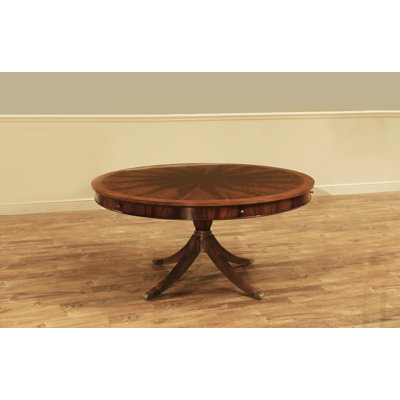 Une table centrale pour le vestibule ou une table à piédestal ronde pour la salle à manger, une bibliothèque traditionnelle ou une table de petit-déjeuner avec tiroirs et napperons personnels