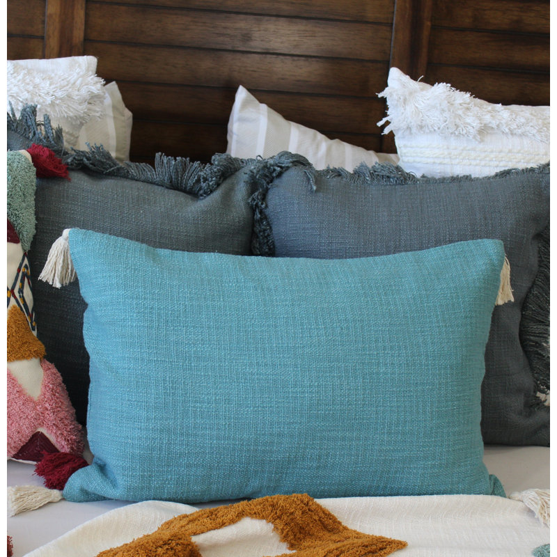 Housse de coussin lombaire bleue à pampilles