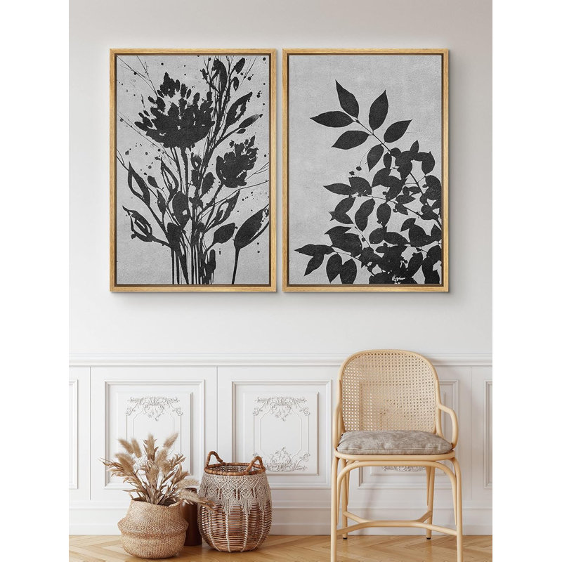 Gros plan sur des plantes noires sur fond gris avec feuilles naturelles, H 36 po x l 24 po