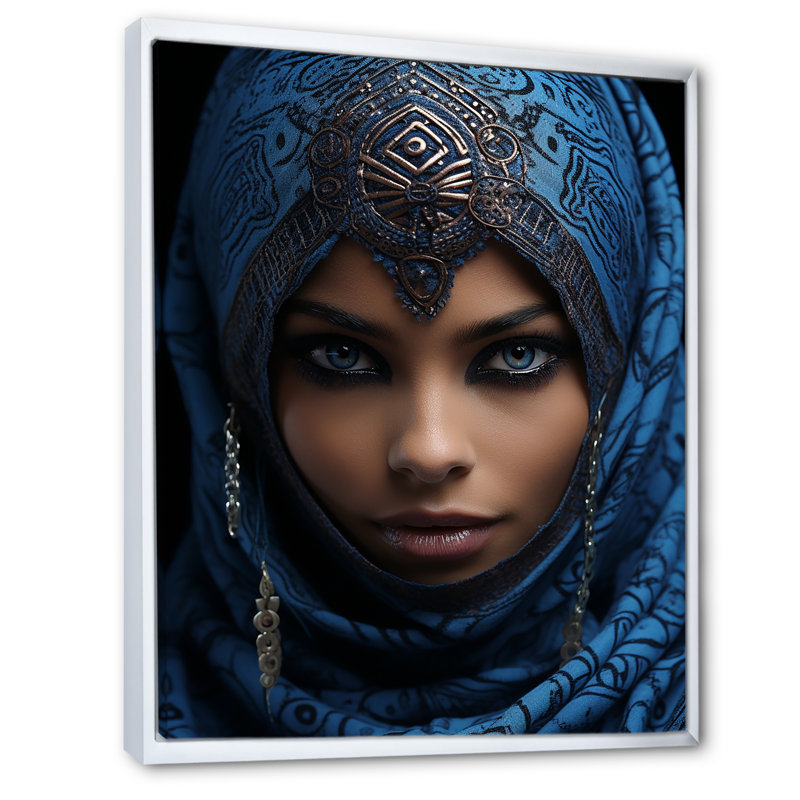 Portrait d'une femme arabe touareg bleue, Cadre flottant blanc, 20" H x 12" W