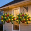 2 paniers suspendus de Noël avec panier suspendu de Noël artificiel pré-éclairé avec pommes de pin et grappes de baies rouges