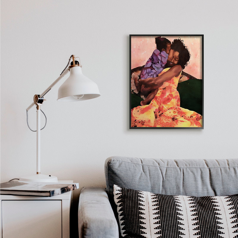 «Motherly Hug», H 30 po x l 24 po, Giclée encadrée noir minuit