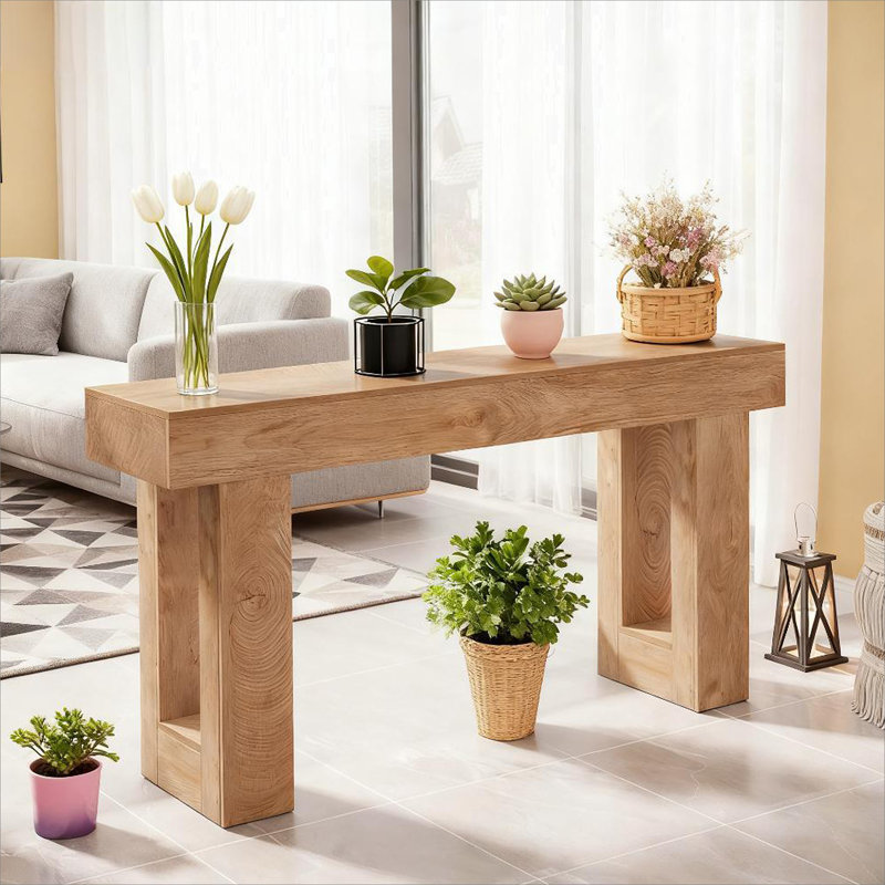 Console en bois, canapé, table d'appoint de style campagnard rustique et emplacement polyvalent pour le décor du salon
