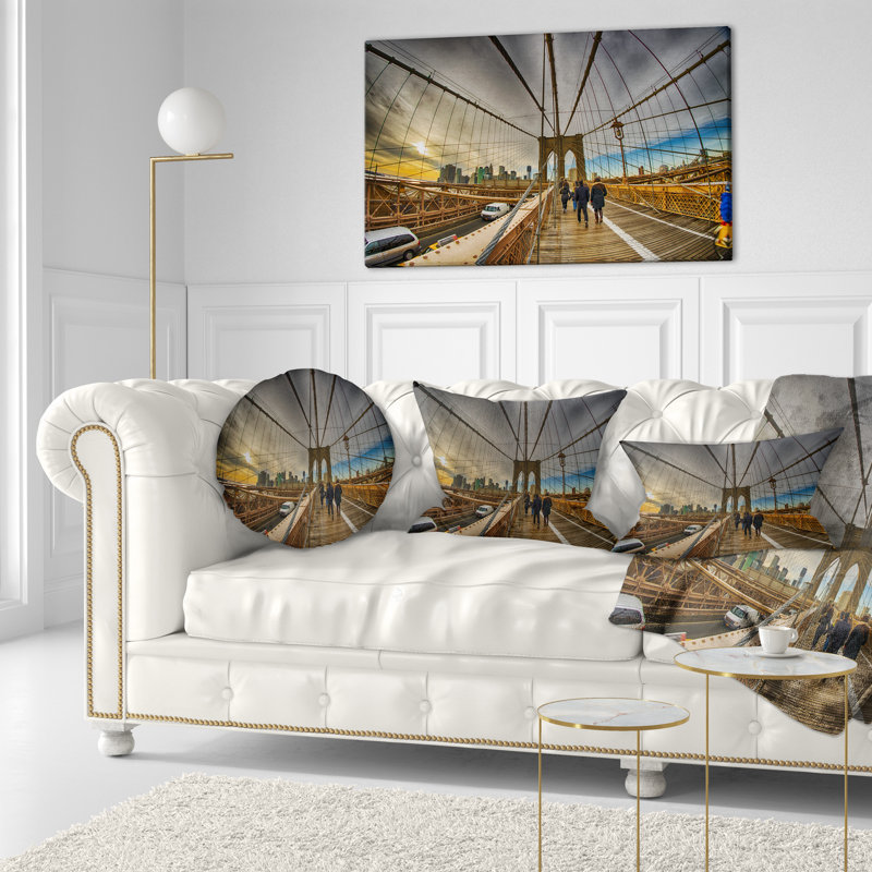 Coussin Schafer Designart "Strolling on Brooklyn Bridge"