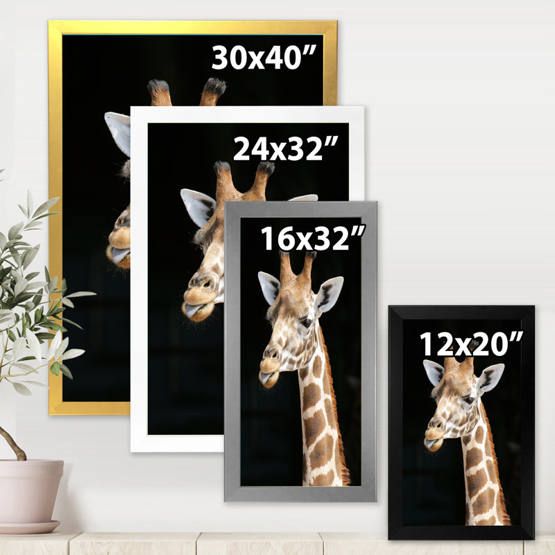 Gros plan sur une girafe III - photographie sur toile, H 40 po x l 30 po x 1,5 po, Cadre noir