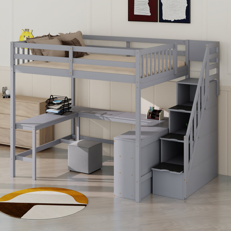 Lit mezzanine avec bureau intégré en forme de L et tablettes de rangement à trois niveaux, et escalier de rangement attaché