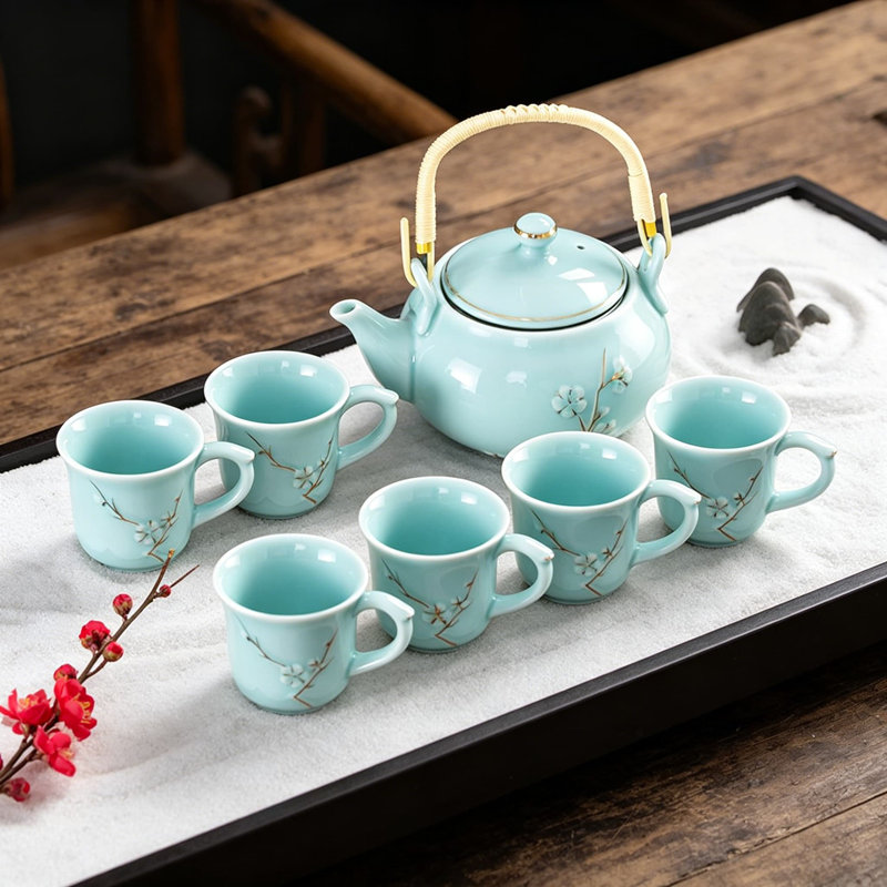 Service à thé en céramique Celadon avec motif en relief de fleurs de prunier, comprenant une théière, 6 tasses à thé anti-brûlure, un plateau à thé en bambou et une passoire pour la maison, l'extérieur et les cadeaux