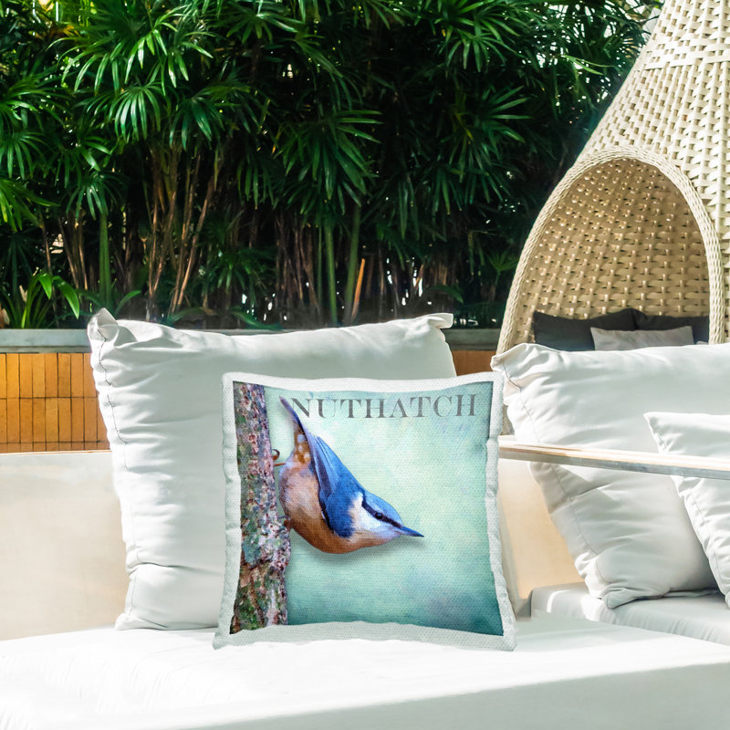Coussin d'extérieur imprimé bleu nature avec sittelle bleue par Alpenglow