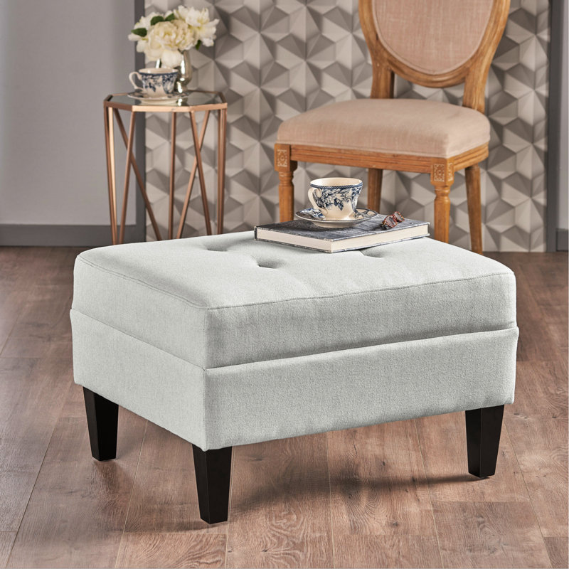 Avec une surface en tissu gris et des pieds stables en bois de bouleau, Gris