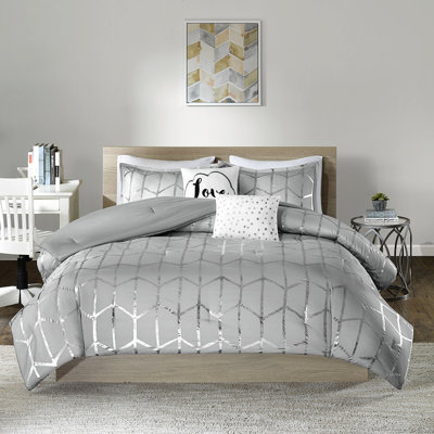 Très grand lit avec imprimé géométrique métallique argenté sur microfibre douce et grise, 2 taies décoratives, coussins décoratifs, duvet et du confort imprimé, tissu froissé