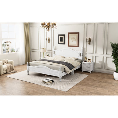 Grand lit, blanc avec plateforme à lattes en bois rétro pour un sommeil réparateur en blanc, aspect solide