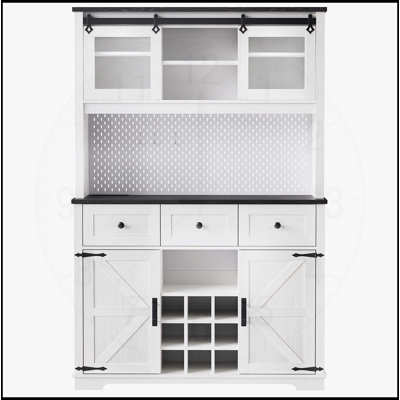 Armoire-bar polyvalente Farmhouse avec rangement interne, huche, porte coulissante, prise de courant, panneau perforé et support à vin en finition chêne blanc