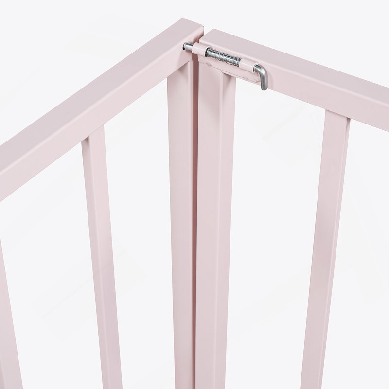 Structure de lit polyvalente en métal avec clôture et porte ouverte, idéale pour les chambres d'enfants et divers styles de décoration intérieure
