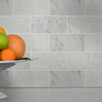 Carreau de sol et de mur en marbre poli Carrara blanc 3 po x 6 po