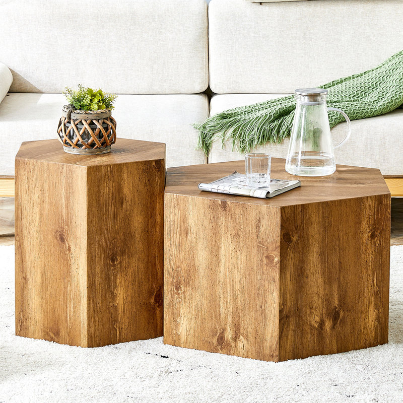 Ensemble de tables basses modernes et minimalistes de deux tables basses hexagonales en panneau de fibres à densité moyenne à grain de bois.
