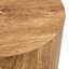 La table cylindrique avec sa conception à motif peut être facilement intégrée