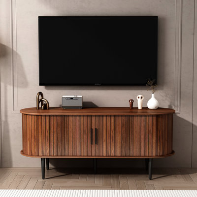 Meuble télé 47 po moderne avec porte coulissante et armoire pour le rangement, idéal pour les jeux dans la chambre à coucher, le bureau, le salon, les pattes de pieds stables teintées en noyer, les photos de table et le rangement de style Mid-Century