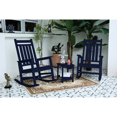 Fauteuil à bascule avec table d'appoint bleu marine. Ergonomique pour un confort optimal. Assise élargie et profilée. 82,5 cm de profondeur x 65,8 cm de largeur x 106 cm de hauteur. Supporte jusqu'à 172 kg. Montage partiel en 30 minutes. Fabriqué en acier inoxydable 304.