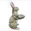 Ornement en forme de lapin en magnésium tenant un lapin de jardin peint à la main